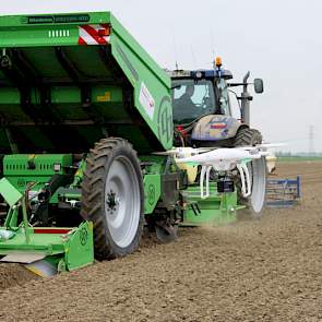 „Voordeel van rijenbemesting is onder meer dat je geen kopakkers bemest waar je toch niet poot.” Volgens PPO-er Marcel Tramper bespaar je zo ook op meststof en arbeid en belast je de bodem minder door toepassen van rijenbemesting.