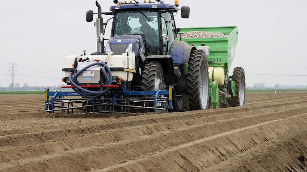 Na het voorfrezen spuit de combi Amistar voor de kwaliteit van de schil. Na het gewasbeschermingsmiddel wordt het granulaat Powerstart toegediend. Dan valt de poter in de grond. Na het poten wordt een powerbasis meststof gespoten. Dan wordt de rug opgebou