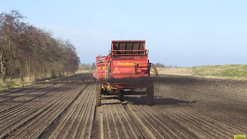 Hij heeft de compoststrooier zelf ontworpen: de machine rijdt op een bredere as met smallere banden, waarmee hij precies over twee bedden kan strooien. De bedden hebben een breedte van 1,50 meter.