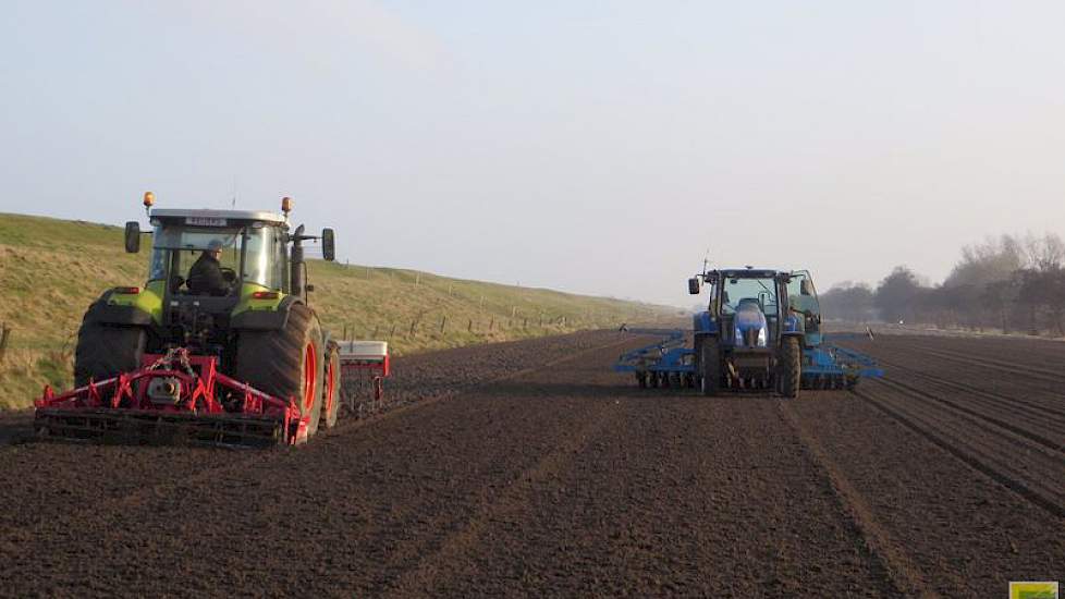 Terwijl de loonwerker zaait, maakt Reijers het land klaar en brengt hij granulaat in de grond. „Daarmee hoop ik de problemen met aaltjes te verminderen.” Reijers heeft nu 3 hectare gezaaid, de overige 3,5 hectare uien worden later gezaaid. Hij teelt alle