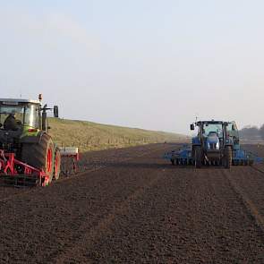 Terwijl de loonwerker zaait, maakt Reijers het land klaar en brengt hij granulaat in de grond. „Daarmee hoop ik de problemen met aaltjes te verminderen.” Reijers heeft nu 3 hectare gezaaid, de overige 3,5 hectare uien worden later gezaaid. Hij teelt alle