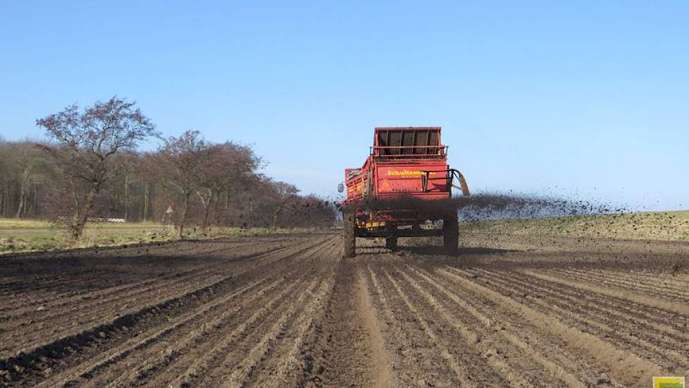 Na het zaaien rijdt hij compost uit over het land. Hiermee hoopt hij schade door verstuiven van de zandgrond te voorkomen. Bijkomend voordeel is volgens de akkerbouwer dat de grond dankzij de compost eerder opwarmt, waardoor het gewas makkelijker groeit.