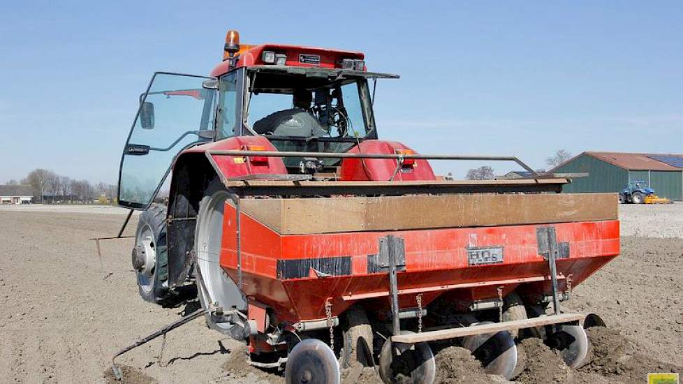 Vijn poot met een EHO-pootmachine, een Deense machine. ‘Het is een oude machine, maar hij doet het nog goed.’