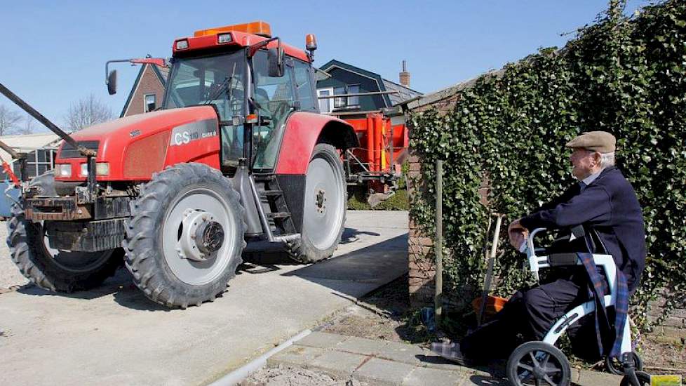 De 87-jarige Hero Vijn kijkt vanaf zijn rollator graag toe als zijn zoon aan het werk is. Klaas vertelt dat zijn vader nog tot zijn 82e heeft meegewerkt op de koolwagen. 'Hij stapelde de koolkisten tot 9 hoog, terwijl tot 8 gebruikelijk is.'