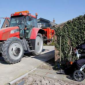 De 87-jarige Hero Vijn kijkt vanaf zijn rollator graag toe als zijn zoon aan het werk is. Klaas vertelt dat zijn vader nog tot zijn 82e heeft meegewerkt op de koolwagen. 'Hij stapelde de koolkisten tot 9 hoog, terwijl tot 8 gebruikelijk is.'