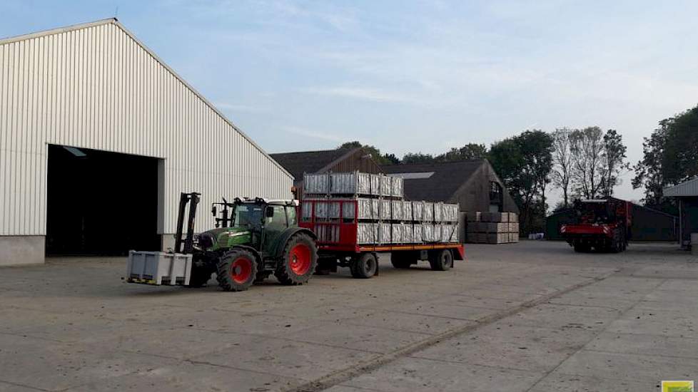 18 oktober: De proeven zijn gerooid. De aanhanger is geladen met de laatste 24 kratten van de rassenproef. Op de achtergrond staat de PASSI klaar voor transport naar de volgende locatie. De resultaten van de bietencysteaaltjesresistente rassenproef worden