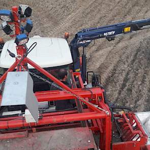 17 oktober: Van ieder veldje wordt een monster genomen van zo’n 80 kilo. Dit monster komt in een van de zes vakken van een krat. De PASSI kan in 1 keer 4 kratten meenemen. Op de foto worden vier lege kratten geladen (foto: IRS).