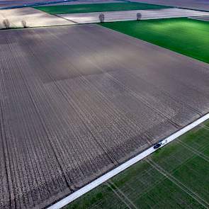 22 maart: Met een drone is een opname gemaakt van het bietenperceel. Het lichte gedeelte (L-vorm) heeft geen bemesting gehad. Het donkere gedeelte is op 16 maart bemest met 450 kg 26-14.