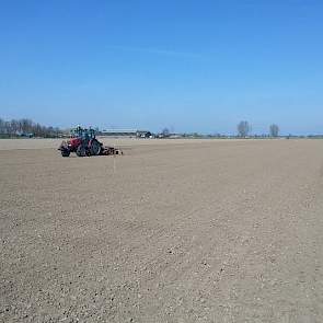 27 maart: Met een trekker met GPS worden alvast de spuitsporen gezaaid. Zodat morgen het IRS de proeven kan aansluiten bij de spuitsporen.