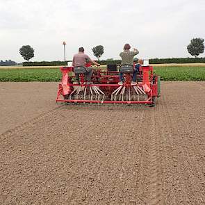 28 juni: Het demoveld is gezaaid met deze 3 meter brede Öyord proefveldzaaimachine (foto: WUR). In totaal zijn stroken van 3 meter breed en 12 meter lang aangelegd met 10 verschillende groenbemesters(mengsels).