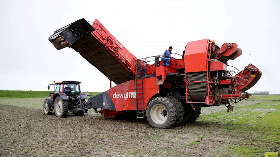 Na een uurtje regelen en repareren kan het rooiwerk weer worden hervat.