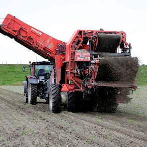 Van Schagen besteedt het poten en rooien van de aardappelen uit aan loonbedrijf Nannes. ‘Ik heb maar 18 hectare aardappelen. Dat is eigenlijk te weinig om zelf de machines hiervoor aan te schaffen.’