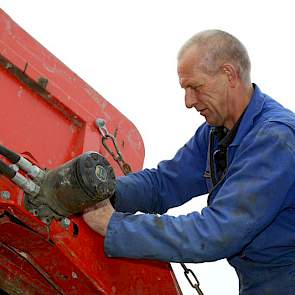 John Nannes repareert ter plekke de geknapte ketting.