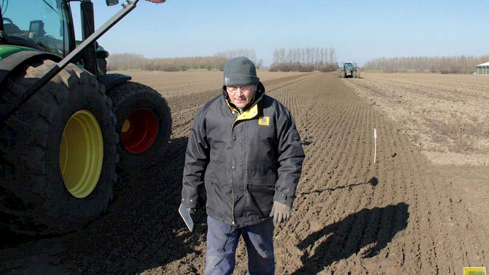 Voorvrucht consumptieaardappelen. Buurman René Buth zet een bordje neer met het uienras.