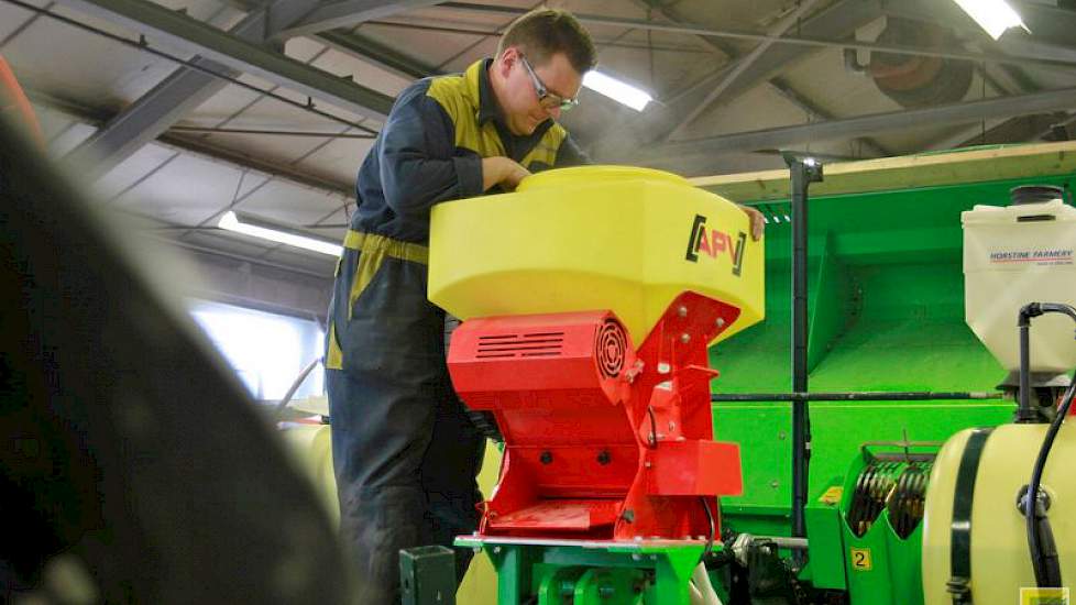 Ook controleert hij de gele tank die voor op de pootmachine zit. Officieel hoeft deze niet gekeurd te worden, omdat de eigenaar deze tank gebruikt voor kunstmest. Maar Luime neemt deze toch mee in de keuring. Hiervoor plaatst hij opnieuw de zwarte opvangb