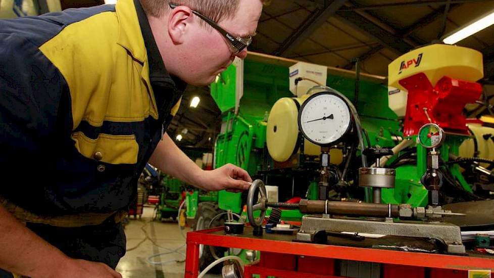 Keurmeester Corne Luime sluit de manometer van de pootmachine aan op zijn controlemeter op de rode kar. Als hij aan het wiel draait om de druk op te bouwen, geeft de manometer van de pootmachine voortdurend een verkeerde waarde aan. „Hij moet dezelfde hoe