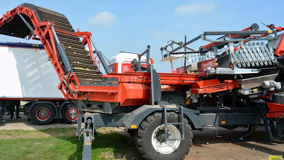 Dewulf  presenteerde tijdens de Aardappeldemodag zijn nieuwe overlaadcombi Field Loader 240. Deze stand-alone machine staat volgens de fabrikant voor een hoge reinigingscapaciteit in combinatie met gebruiksgemak en productvriendelijkheid. Kippers kunnen h