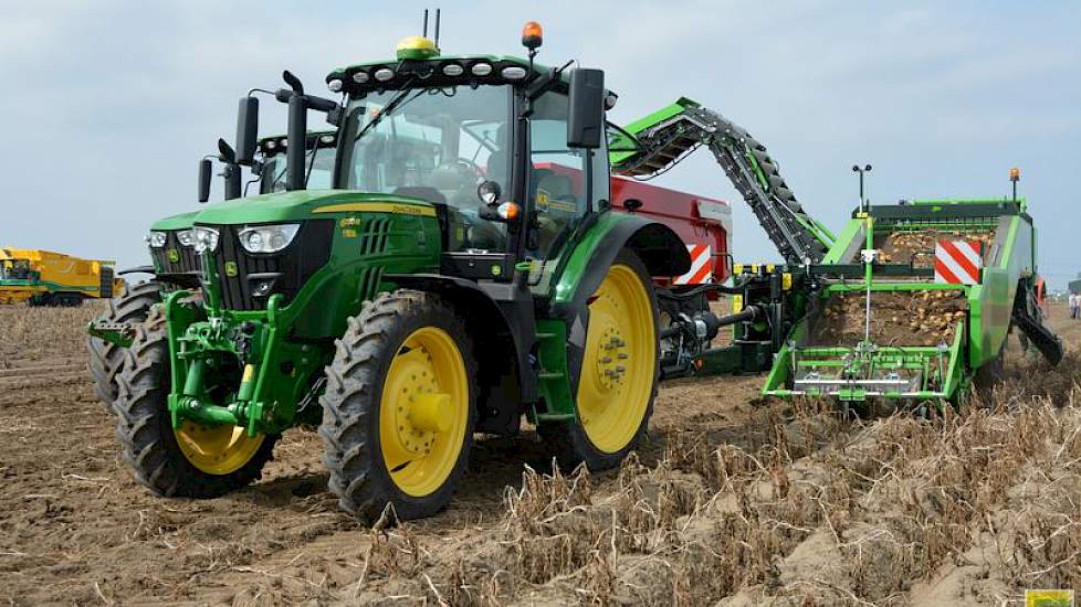 AVR was met verschillende machines naar de Aardappeldemodag gekomen. Eén daarvan was het nieuwe model tweerijige wagenrooier Lynx. Deze machine kan zowel in-lijn als in verstek rooien.