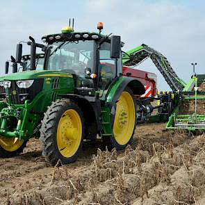 AVR was met verschillende machines naar de Aardappeldemodag gekomen. Eén daarvan was het nieuwe model tweerijige wagenrooier Lynx. Deze machine kan zowel in-lijn als in verstek rooien.