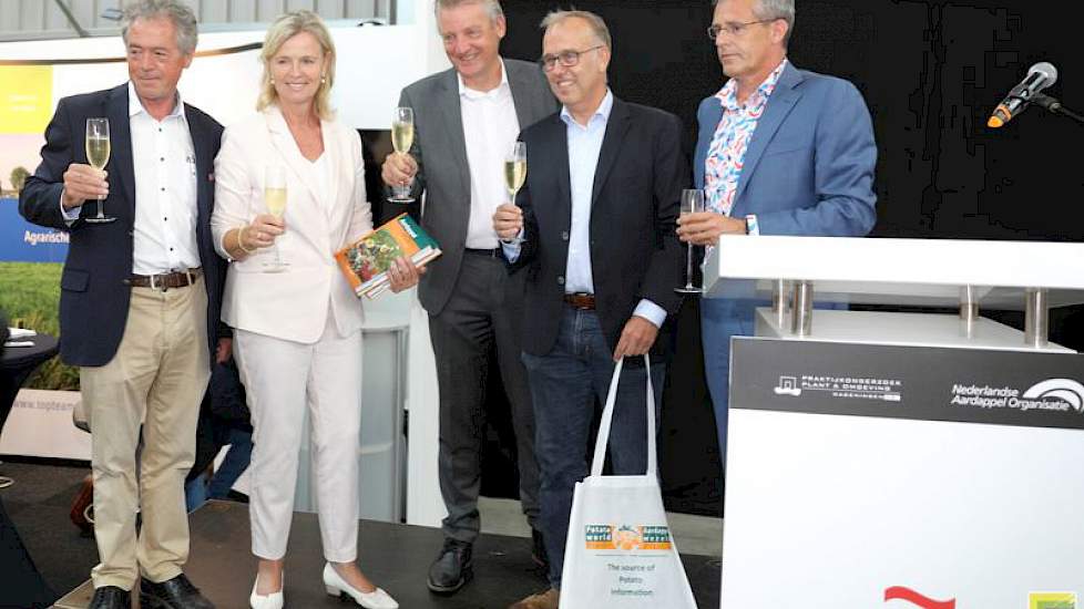 Bij de opening van de Aardappeldemodag werd het Aardappelhandboek gepresenteerd, geschreven door Anton Haverkort (links) die in 2016 afscheid nam van de WUR. Het eerste exemplaar werd overhandigd aan Europarlementariër Annie Schreijer-Pierik.