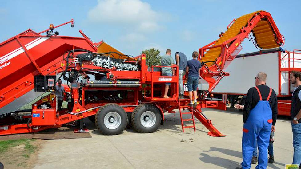 Grimme demonstreerde de Cleanloader: een stortbak (inhoud 19 kuub), een reinigings- en voorsorteerunit en een afvoerelevator. Ook deze laatste heeft een groot zwenkbereik. Voordeel hiervan is dat de vrachtwagen tijdens het laden minder vaak hoeft te verpl