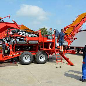 Grimme demonstreerde de Cleanloader: een stortbak (inhoud 19 kuub), een reinigings- en voorsorteerunit en een afvoerelevator. Ook deze laatste heeft een groot zwenkbereik. Voordeel hiervan is dat de vrachtwagen tijdens het laden minder vaak hoeft te verpl