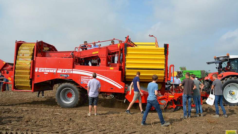 Ook Grimme was er met meerdere machines, waaronder deze SV 260, een getrokken tweerijige bunkerrooier.