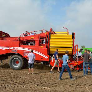 Ook Grimme was er met meerdere machines, waaronder deze SV 260, een getrokken tweerijige bunkerrooier.