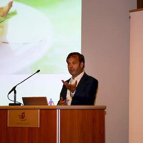 Pluimveemarktanalist Nan-Dirk Mulder ging in zijn presentatie in op de vooruitzichten voor Nederlandse vlees- en legpluimveehouders. Voor beide sectoren is hij positief. Door de wereldwijd stijgende vraag naar kip en vanwege de huidige krapte aan regulier