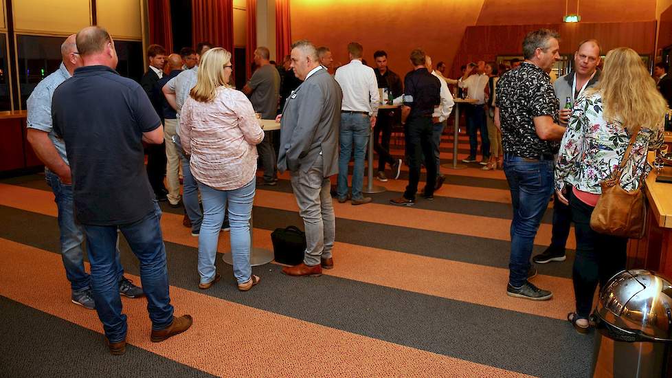 Na afloop van de discussies praatten de bezoekers onder het genot van een hapje en drankje nog gezellig na over de enerverende avond.