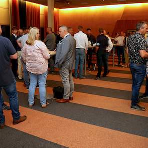 Na afloop van de discussies praatten de bezoekers onder het genot van een hapje en drankje nog gezellig na over de enerverende avond.