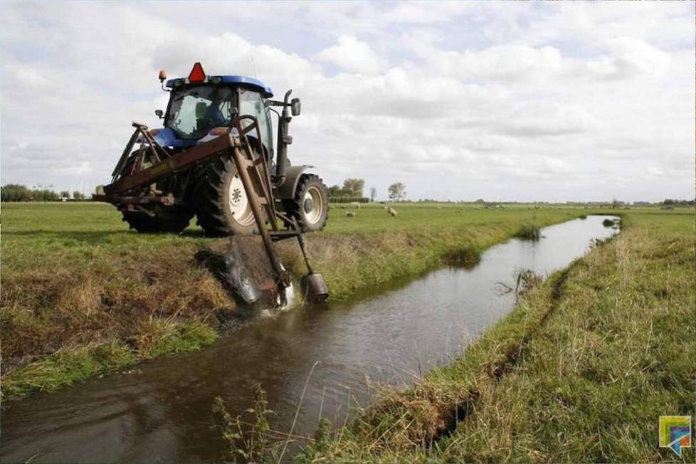 Na de uitbaak van vogelgriep op het eendenbedrijf in Kamperveen (OV) in maart van dit jaar dachten meerdere specialisten al dat een mogelijke introductieroute afkomstig zou kunnen zijn van baggerwerkzaamheden in de directe nabijheid van de stal. Dit werd