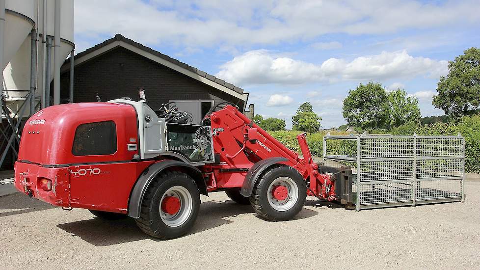 Tien jaar geleden is Mantrans, om pluimveehouders te ontzorgen, gestart met pluimveeladen met shovel. Een dichte vrachtwagen brengt de shovel naar de pluimveebedrijven. De shovel laadt het pluimvee en op vijftig procent van de bedrijven ook direct na het