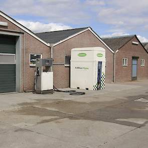 Reiniging en ontsmettingsplaats op het transportbedrijf. Alle wagen zijn altijd schoon onderweg. Reinigen vindt plaats bij de slachterij of onderweg. Twee trucks zijn uitgerust met hogedrukpompen om na het lossen de trucks en containers compleet te kunnen