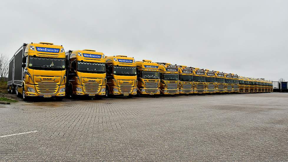 Het huidige wagenpark bestaat uit 25 vrachtwagens en 30 trailers voor transport van meer dan 10 soorten pluimvee in gewicht variërend van 1,5 tot 35 kilo. Van duiven tot kalkoenen. In 2017 vervoerde Mantrans voornamelijk kalkoenen (65 procent), vleeskuike