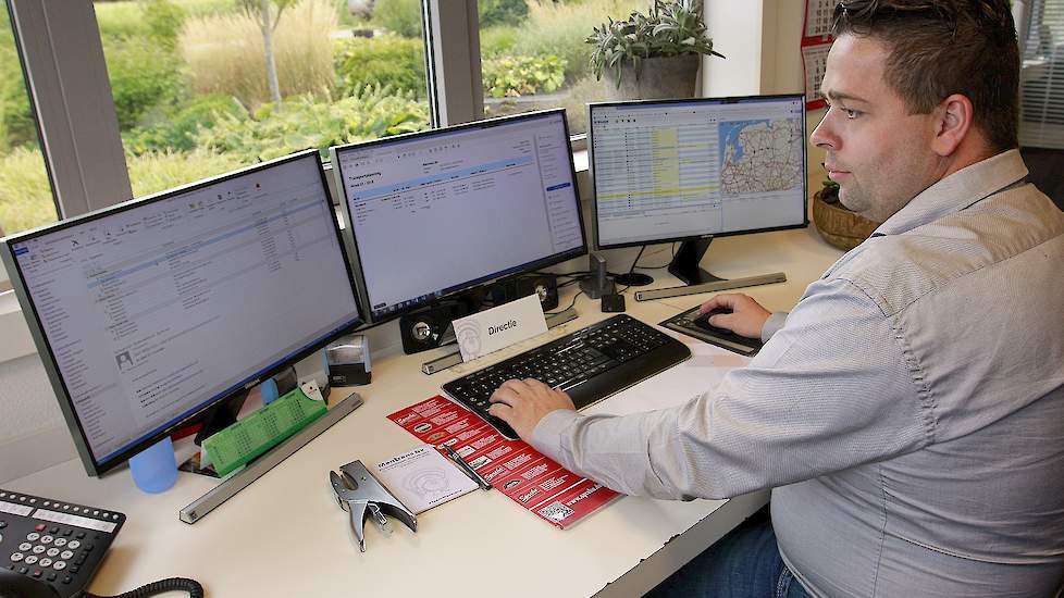 Frank startte als 15 jarige met kippen laden en werkte als chauffeur in het eendagskuikentransport voordat hij in het familiebedrijf kwam werken. Nu verzorgt hij, samen met een medewerker, de kalveren en neemt de commerciële taken voor zijn rekening. Op s