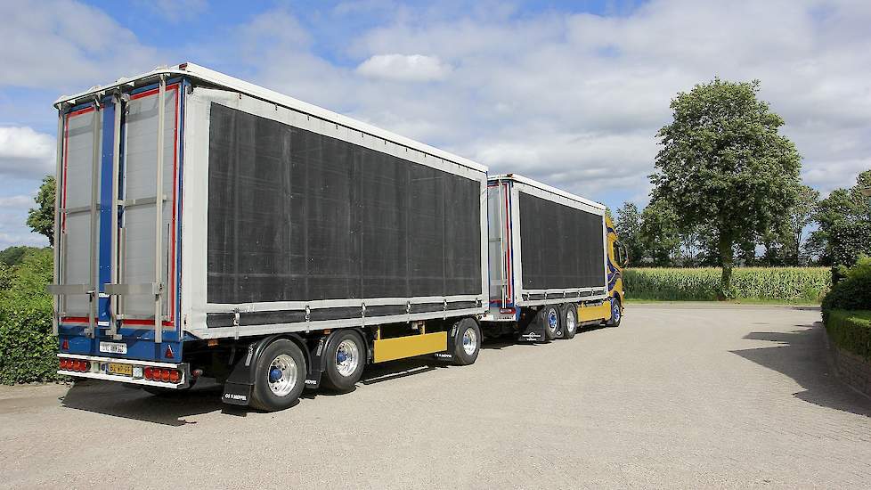 Vrachtwagen met aanhanger voor transport van kalkoenen. In de zomer met ventilatiedoek, in koudere periodes met zeil. Tijdens de warme periodes van deze zomer zette Mantrans de vrachtwagencombinaties uitgerust met drinkwatervoorziening zo veel mogelijk in