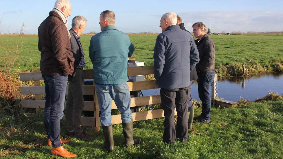 Melkveehouder Scherpenzeel is gewend aan de hoge waterstand in de polder rond zijn bedrijf. Het gezelschap zegt eigenlijk meer ‘gemopper’ of lastigere vragen te horen van boeren die hun bedrijf hebben met water op 60 tot 70 centimeter diepte. Winsemius vr