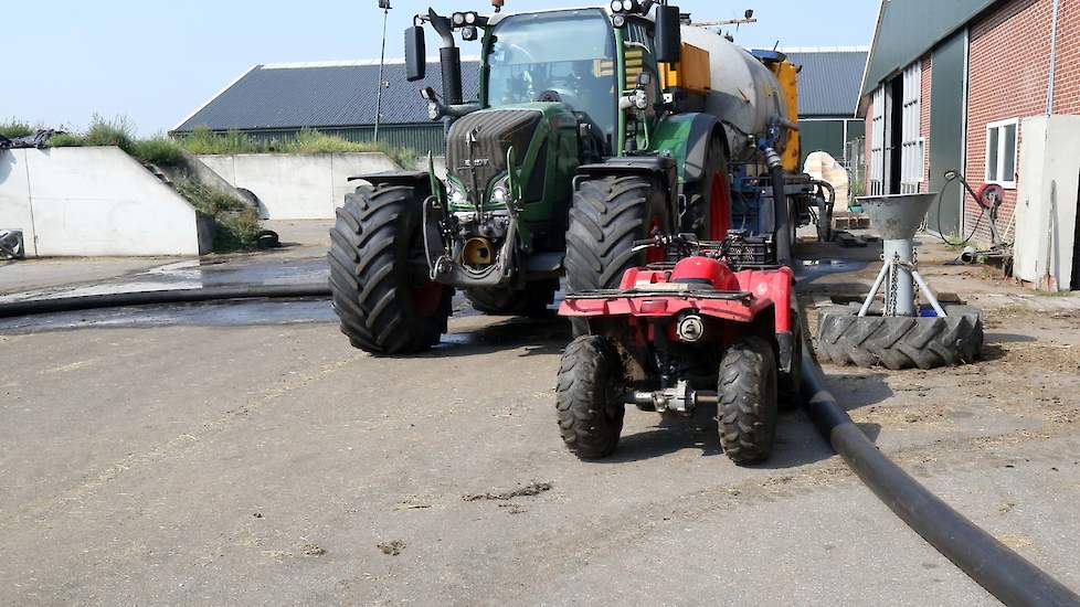 Op een zonovergoten en hete dinsdagmiddag gaan Hoolwerf en Ter Beek naar Hoeve Het Witte Schaap, één van de vele boerderijen die voor zaterdag 31 augustus de mestkelder leeg wil hebben.