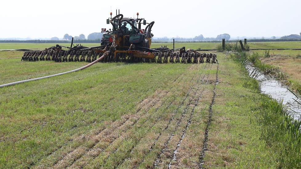 Hoolwerf hoopt op een goede laatste snede van het jaar. Zo waren volgens de loonwerker de eerste twee snedes van het jaar prima, maar was de derde van iets mindere kwaliteit. „Maar we zullen zien, eind september of begin oktober!”