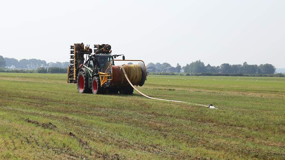 De heren brengen per uur 190 kuub mest op het land aan met de sleepslang, waarvan 25 kuub bijgepompt water.