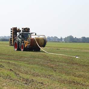 De heren brengen per uur 190 kuub mest op het land aan met de sleepslang, waarvan 25 kuub bijgepompt water.