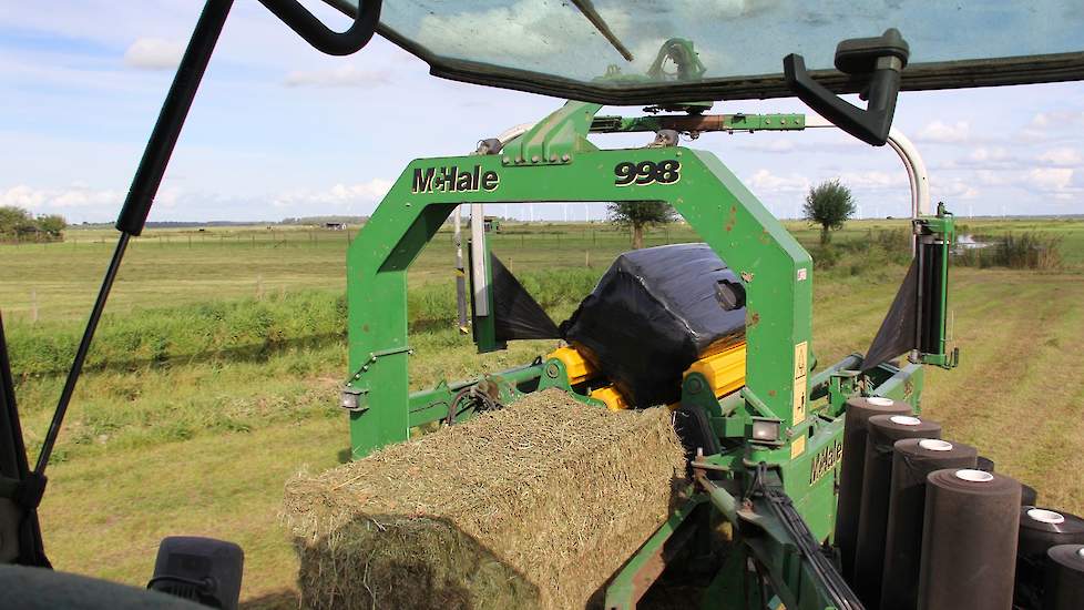 De balen wegen volgens de loonwerker zo’n 350 kilogram per stuk. Volgens Post is het ‘mooi, droog najaarsgras’.