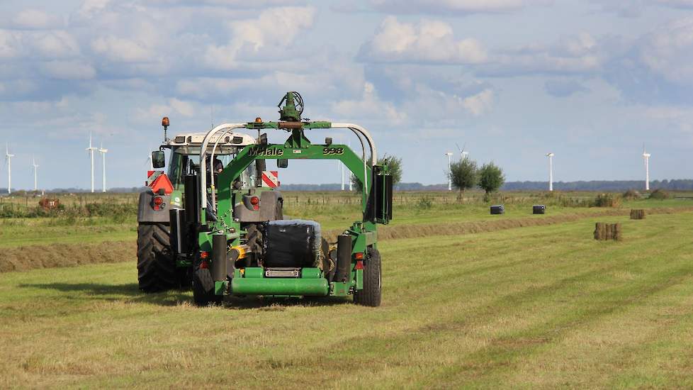 De percelen van Natuurmonumenten zijn kwalitatief prima, de balen gaan naar een veehouder met pensioenpaarden.