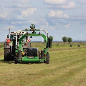 De percelen van Natuurmonumenten zijn kwalitatief prima, de balen gaan naar een veehouder met pensioenpaarden.