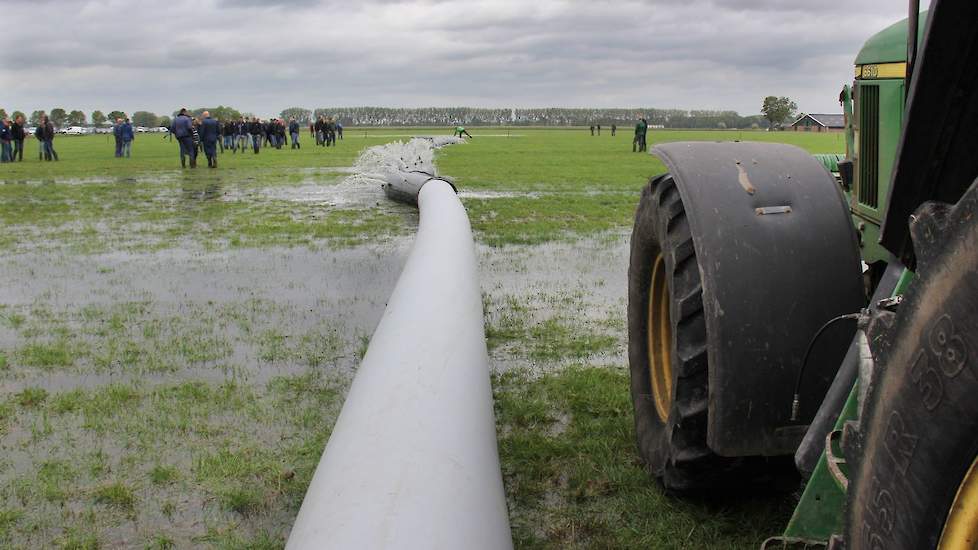 Met een speciale pomp moet minimaal 2.000 kuub water per hectare in de holletjes en gangen lopen om muizen te bestrijden.