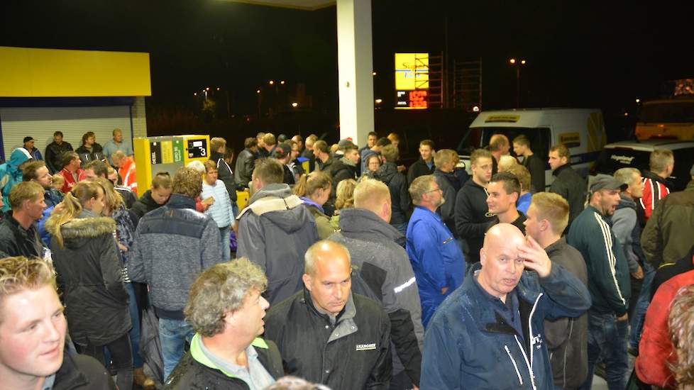 Het regent de hele nacht door. Velen schuilen daarom onder de hoge overkapping van het plaatselijke tankstation.