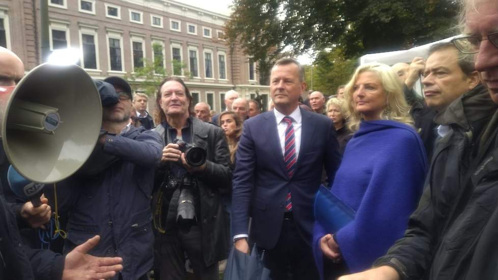 Esther Rommel spreekt de boeren toe bij het provinciehuis in Haarlem.