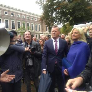 Esther Rommel spreekt de boeren toe bij het provinciehuis in Haarlem.