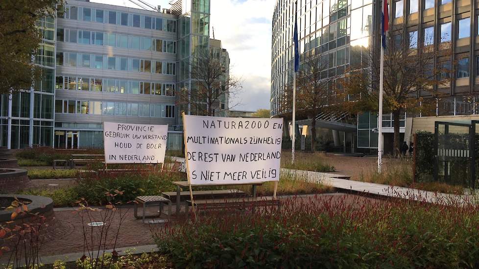 Rond 15.00 uur zijn alle boeren buiten vertrokken. Binnen zijn er nog zo'n 10 boeren.